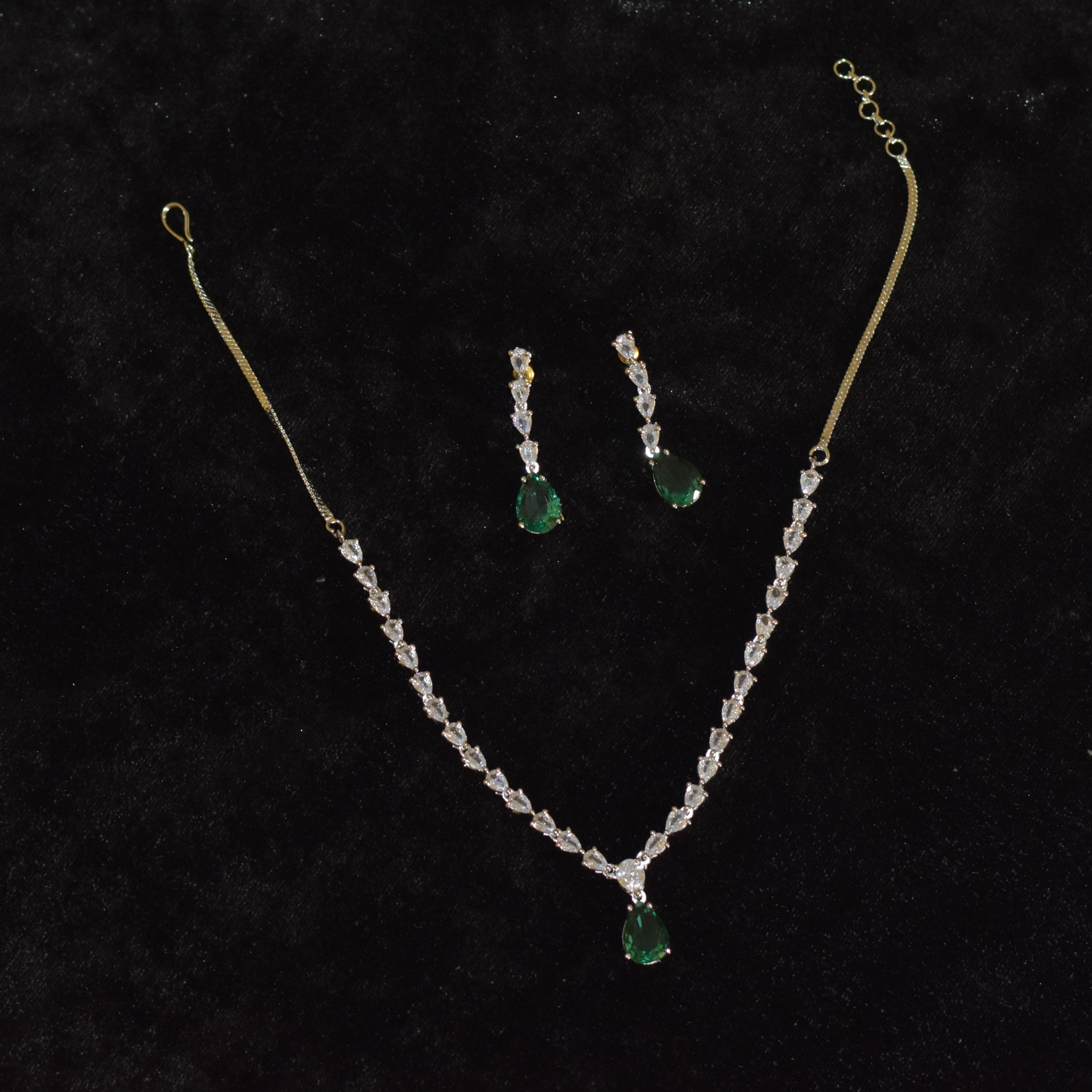 Green Pendant classic style necklace set