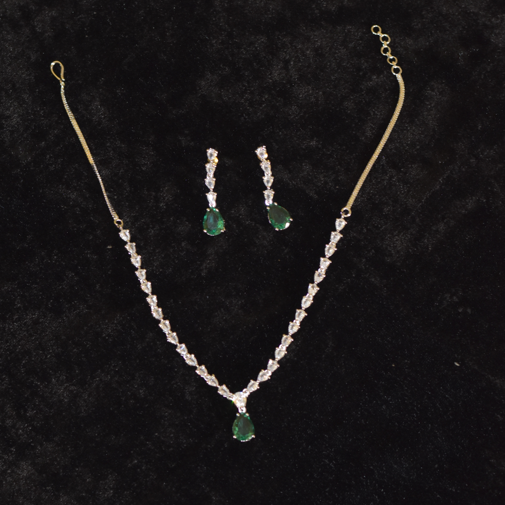 Green Pendant classic style necklace set